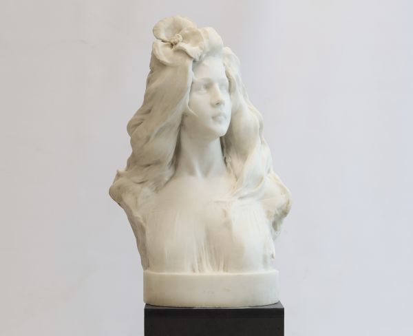 Edouard FORTINI (1862-?) Large Art Nouveau bust of a young girl in Carrara marble, signed on the shoulder.