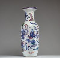 Chine - Vase en porcelaine polychrome à décor de dignitaires et mobilier, époque XIXème.