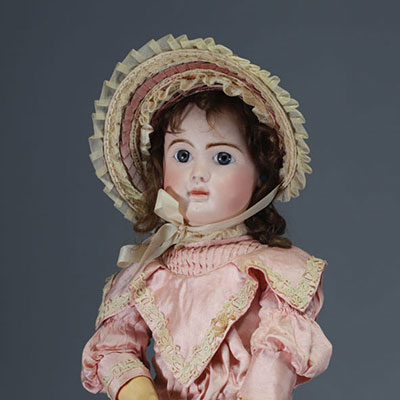 STEINER - Bébé tête en biscuit  n° A 15, bouche fermée, corps petit Parisien médaillé d'or 1888, robe d'origine.