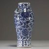 Chine - Vase en porcelaine blanc bleu à décor de fleurs et rinceaux feuillagées, chilong en relief sur l'épaulement, XIXème.