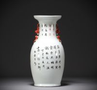 Chine - Grand vase en porcelaine à décor de chien de Fô et calligraphies.