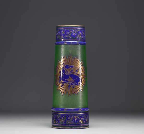 Baccarat - Vase en cristal givré à décor gravé d'une Salamandre bleue et or, vers 1900.