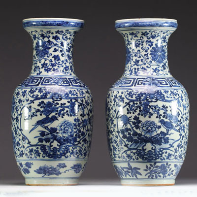 Chine - Paire de vases en porcelaine blanc bleu à décor floral, Qianlong, XVIIIème