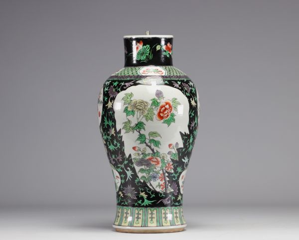 Vase en porcelaine de la Famille Verte avec un décor en cartouches de l'époque Qing (清朝)