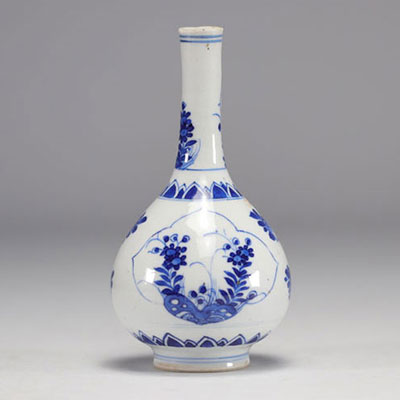 Small porcelain vase in white and blue with flower decoration from the Kangxi period (1661-1722)