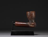 Kuba pipe, shaft supported by a hand carved wood, brown patina - Provenance: Kellim Brown