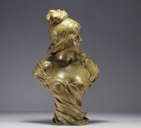 A.H. NELSON (XIXe-XXe siècle) pour GOLDSCHEIDER - Buste de femme en terre cuite patinée d'époque Art Nouveau, signé.