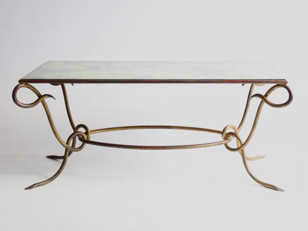 René DROUET (1899-1993) Table basse en fer forgé doré et plateau en verre églomisé, vers 1940