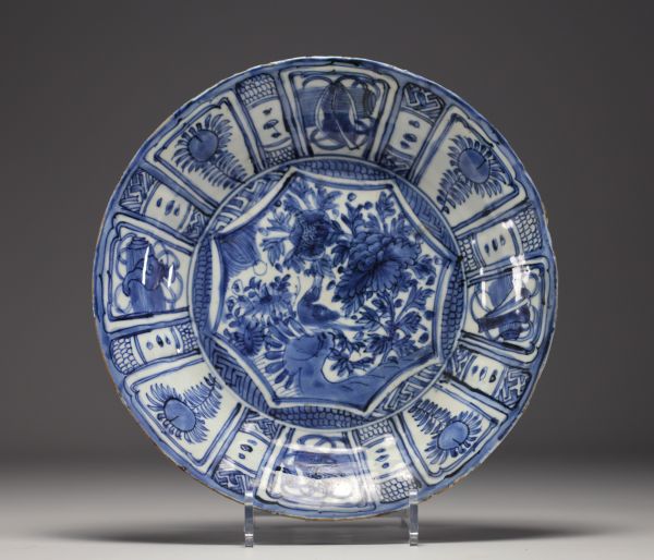 China - White-blue porcelain dish with floral decoration, Wanli, Ming dynasty.