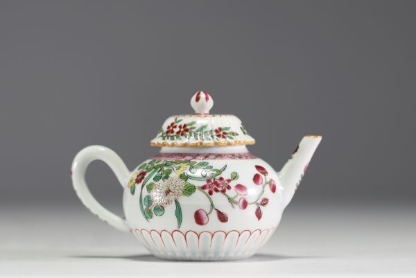 China - Pink family polychrome porcelain teapot with floral decoration, 18th century