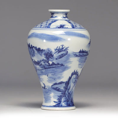 Vase Meiping en porcelaine de chine à décor de paysage marque de Qianlong apocrite 