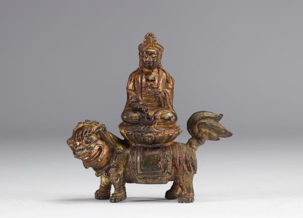 An ormolu Guanine sculpture resting on a lion from the Qing period (清朝)