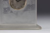 René LALIQUE (1860-1945), small moulded glass clock decorated with swallows, circa 1930.