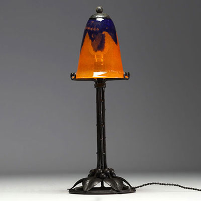 DAUM Nancy - Art Nouveau lamp in forged metal with plant decoration, globe in translucent coloured glass, signed.