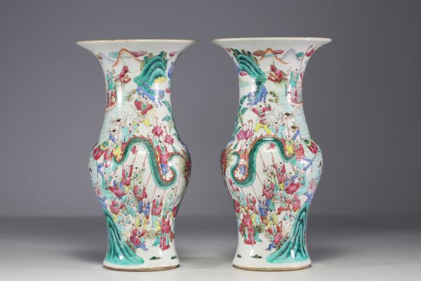 Chine - Paire de vases en porcelaine famille rose à décor de sages, époque XIXème