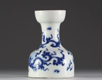 Chine - Vase en porcelaine blanc bleu à décor de dragons, marque sous la pièce, XIXème.