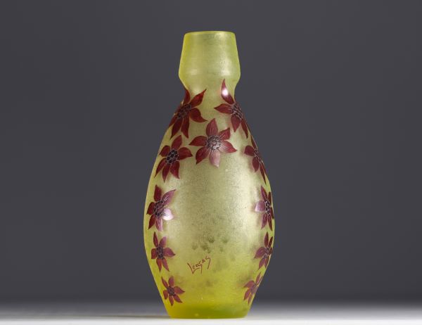 François-Théodore LEGRAS (1839-1916) Vase en verre givré dégagé à l'acide à décor floral peint, signé.