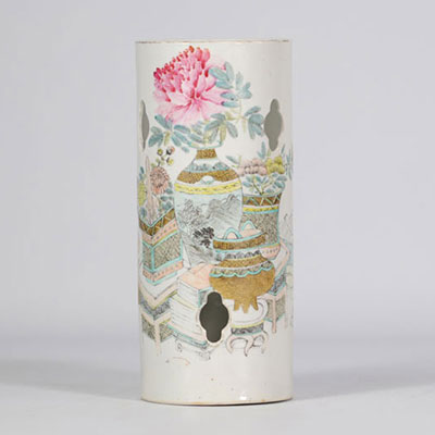 Qian jiang cai scroll vase decorated with multicolored antiques on a white background from the Chinese Republic period (1912 - 1949)