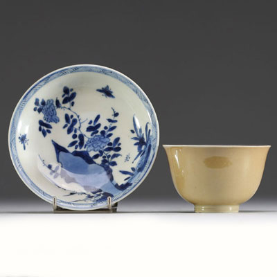 Chine - Bol et assiette en porcelaine blanc bleu à décor floral et glaçure beige extérieure, XVIIIème.