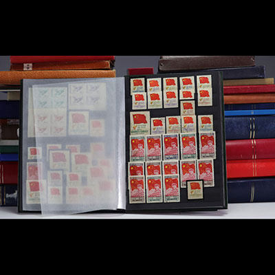 Ensemble de divers albums de timbres et documents de la Chine et du monde.