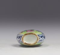 China - Pink family polychrome porcelain snuffbox decorated with characters, 19th century.