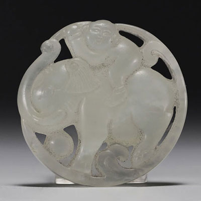 Chine - Plaque en jade blanc à décor de personnage chevauchant un éléphant, dynastie QING (1644-1911).