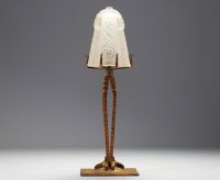 Marius SABINO (1878-1961) Lampe Art Déco en verre sablé et piètement en fer forgé, signée.