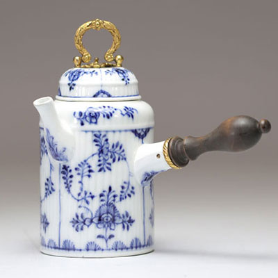 Meissen porcelain chocolate pot from 18th century