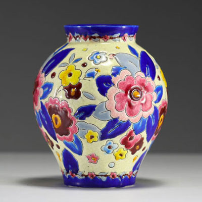 Charles CATTEAU (1880-1966) Boch Keramis - Vase en céramique émaillée à décor floral D2243, forme 1195, cachet sous la pièce.