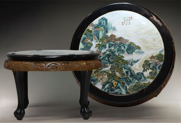 Chine - Table à piètement en bois sculpté et plateau en porcelaine polychrome représentant une tour dans un paysage de montagne, époque République.