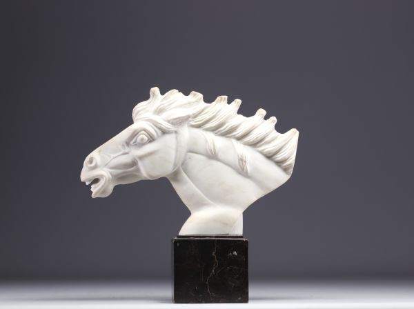 Horse bust in sculpted white marble, 20th century.