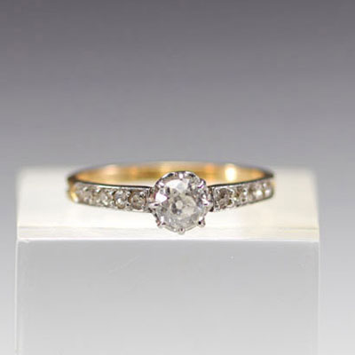 Ring in 18k gold with a central 0.5 carat diamond weighing 2.4g.