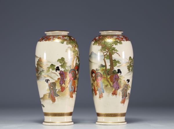 Japon - Paire de vases Satsuma en porcelaine à décor d'élégantes.