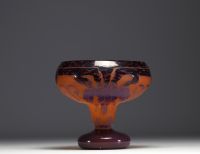 Charles SCHNEIDER (1881-1953) Le verre Français - Coupe sur pied en verre multicouche dégagée à l'acide à décor de raisins, signature au berlingot.