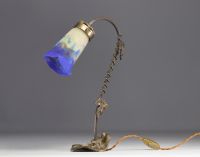 Muller tulip Art Nouveau lamp, bronze base decorated with vine leaves and a lizard.