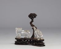 Chine, Chien de Fô en cristal de roche sur socle en bois finement sculpté 19ème.