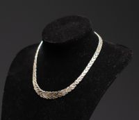 Ensemble de trois bijoux en argent (un collier, un bracelet Art Déco et une broche perlée).