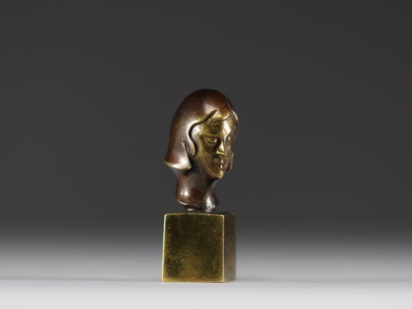 Small bust of a young woman in bronze, Art Deco period.