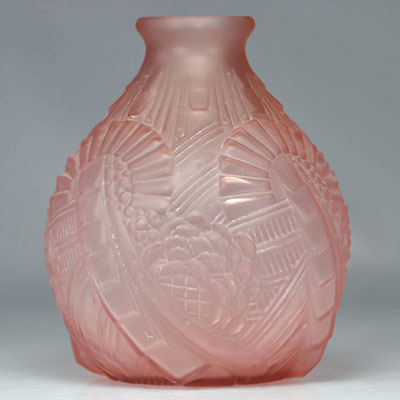 Vase Art Déco boule rose satiné à motifs géométriques