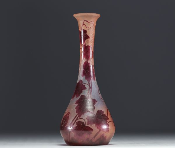 François Théodore LEGRAS (1839-1916) Vase en verre multicouche dégagé à l'acide à décor de feuilles de vigne, signé.