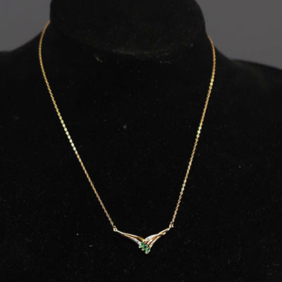 Necklace in 18k gold with marquise-cut emeralds and diamonds weighing 2.8g.