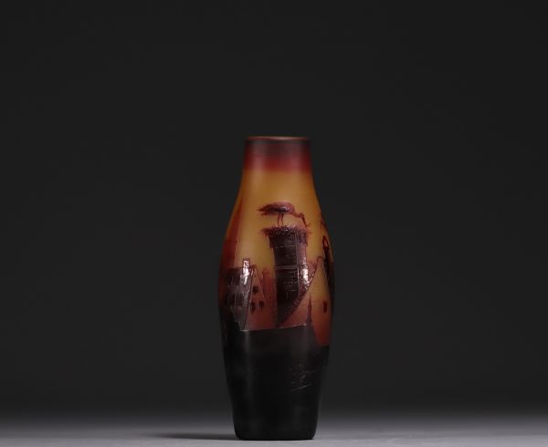 D'ARGENTAL - Rare vase en verre multicouche dégagé à l'acide à décor Alsacien aux cigognes, signé.