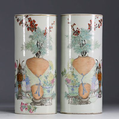Chine - Paire de vases rouleaux famille rose à décor de fleurs et poèmes, XIXème