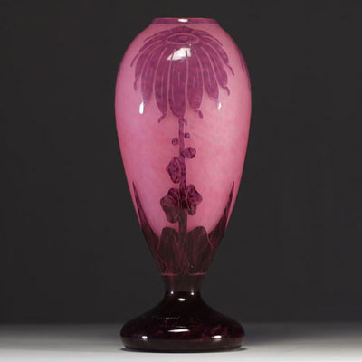 Le Verre Français - Vase en verre multicouche dégagé à l'acide à décor de dahlias, signé.