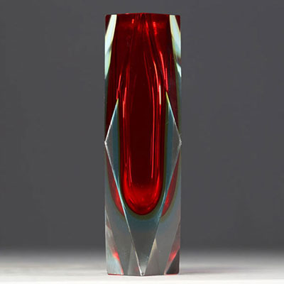 Flavio POLI (1900-1984) Murano - Vase en verre submergé à facettes géométriques de couleur rouge, vers 1950-60.