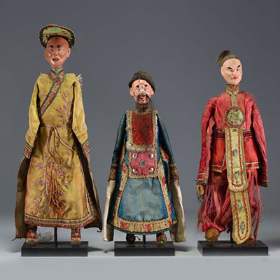 Chine - Ensemble de trois marionnettes de théâtre en costume traditionnel, laque et soie, époque XIXème.