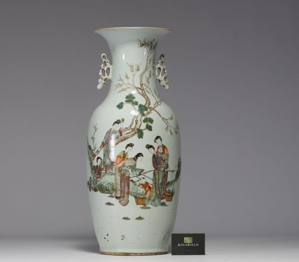 Chine - Grand vase en porcelaine famille rose à décor de courtisanes, période Qing, XIXe siècle.