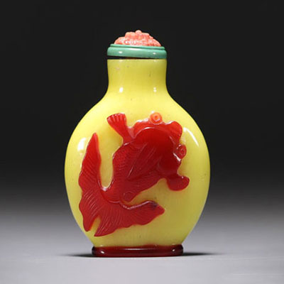 Chine - Tabatière en verre multicouche à décor de carpes et bouchon en corail sculpté - 18ème?