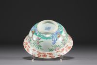 Chine - Bol en porcelaine à décor de pêches et de chauve souris, époque Jiaqing, fin XVIIIème début XIXème.