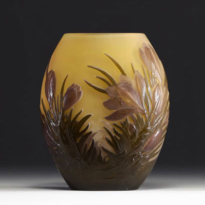 Émile GALLÉ (1846-1904) - Vase en verre multicouche dégagé à l'acide à décor de crocus, signé.